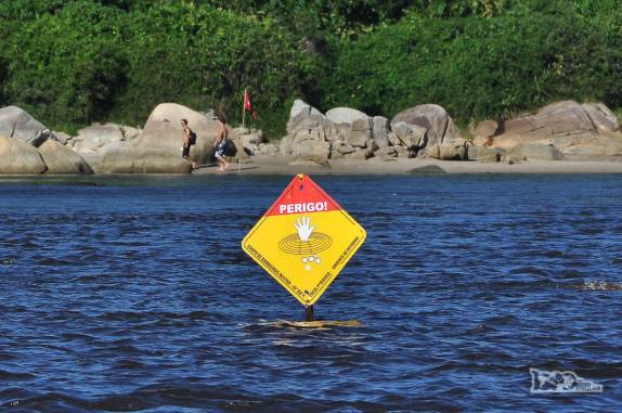 Placa de sinalização na lagoa da Guarda do Embaú, litoral sul de Santa Catarina